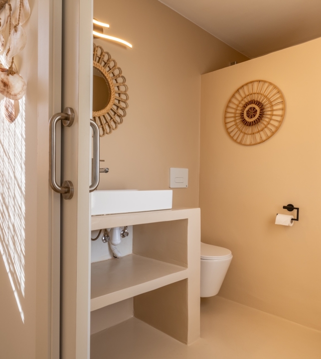 Resa Estates Ibiza sale ted koop Cala Tarida patio townhouse bathroom.JPG